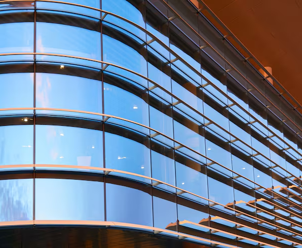 Choosing the Right Glass Contractor for Installation and Custom Glass Projects