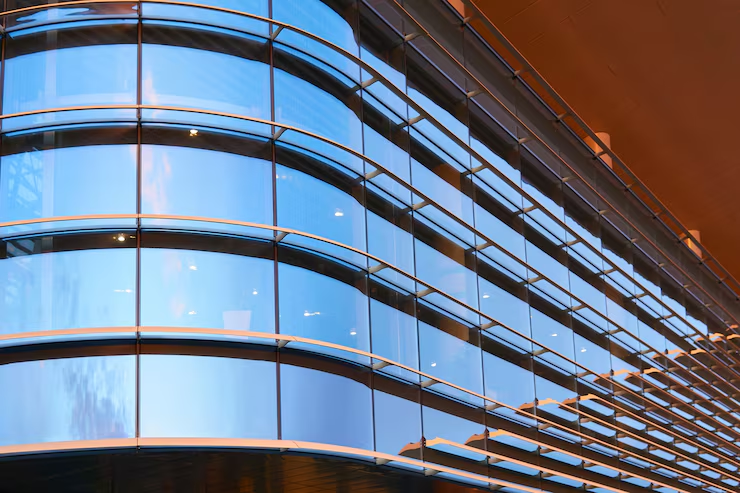 Choosing the Right Glass Contractor for Installation and Custom Glass Projects